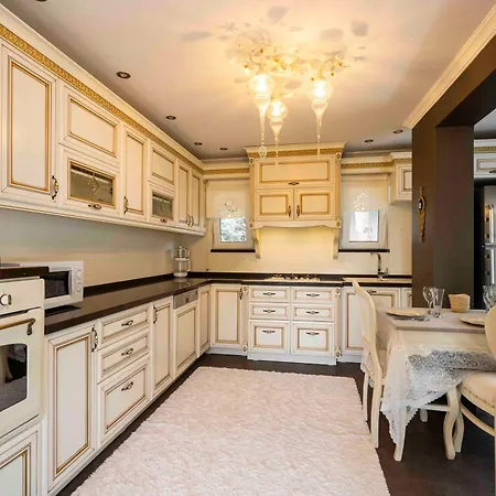 Estelle's Luxury House بيوكجكمجة